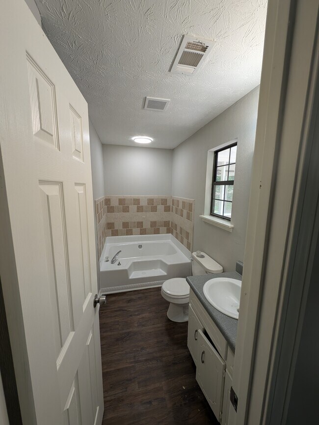 Building Photo - 105 Jennifer Ln