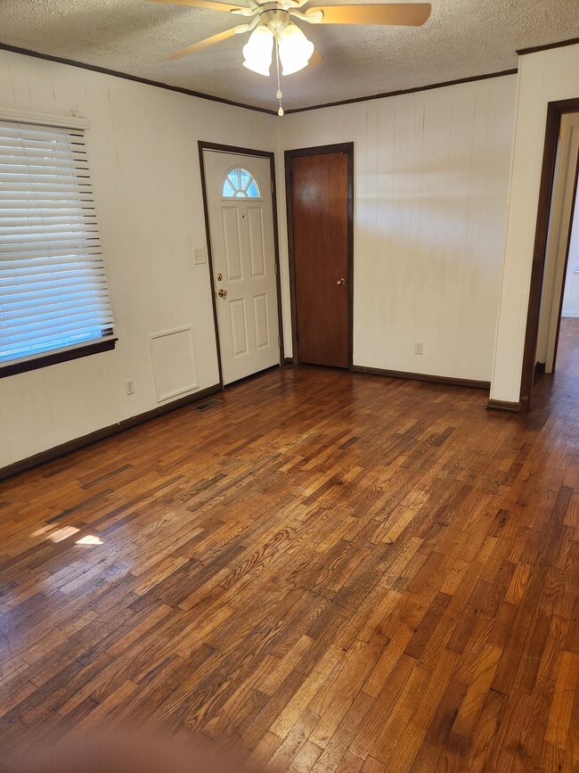 Building Photo - 638 Sunview Dr