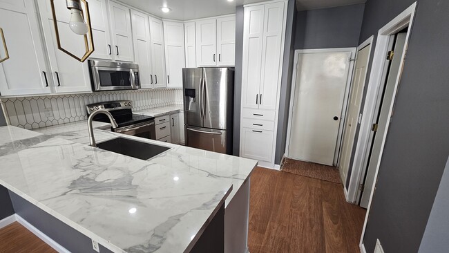 Building Photo - 10991 Oak Grv Cir