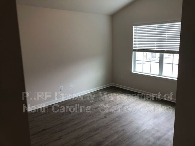 Building Photo - 5517 Carrington Ct