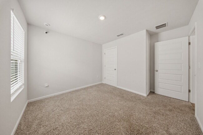 Building Photo - Huge 4 bedroom 2 bathroom home in Southwood