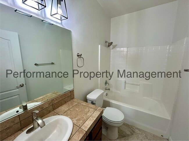 Building Photo - Spacious 4 Bed/2 Bath Home in SW Bakersfie...