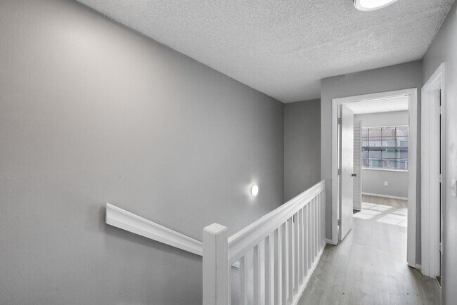 Building Photo - ***CUTE! Largo Townhome NOW *** 2 Bed. 1&1...