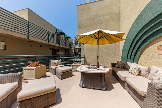 Building Photo - La Jolla Shores Living - Steps from the Be...