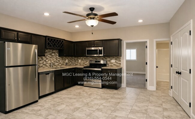 Building Photo - 3 Bedroom Luxury Townhome for rent in Lee's Summit