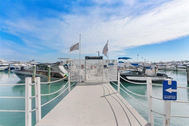 Building Photo - 1717 N Bayshore Dr