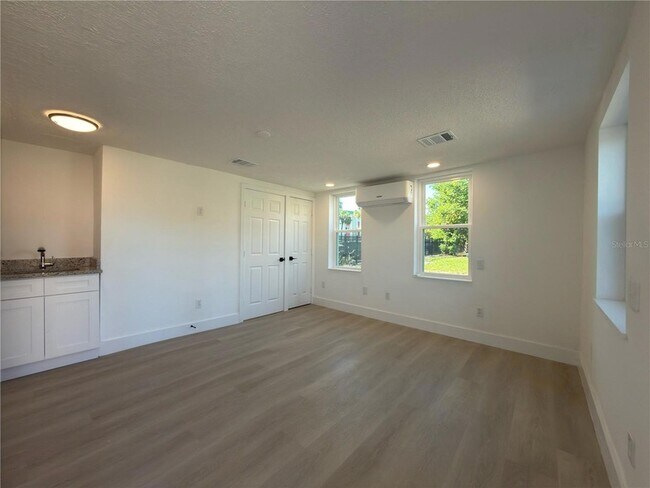 Building Photo - 401 E Columbus Dr
