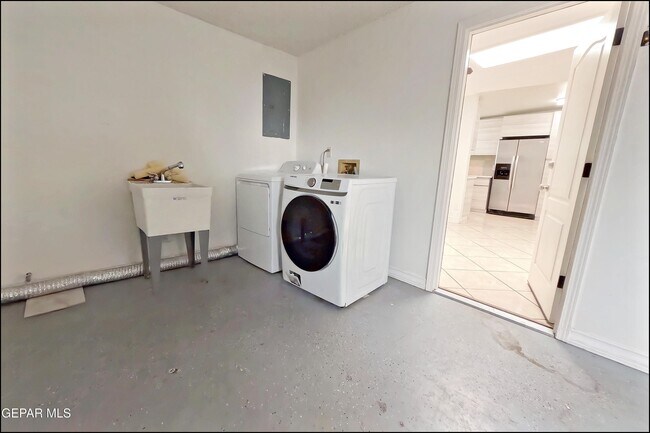 Building Photo - 10565 Murphy St