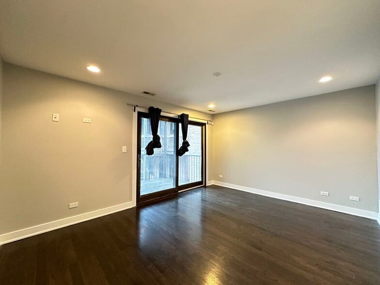 Building Photo - 907 N Damen Ave