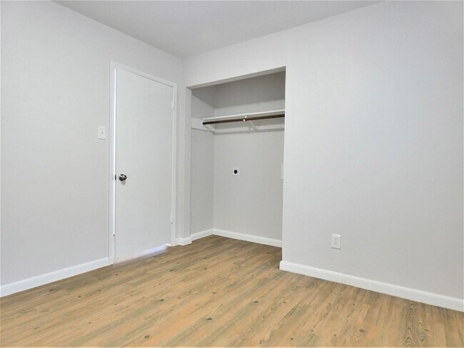 Building Photo - 604 Golfview Dr