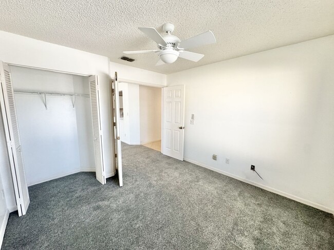 Building Photo - ** NEWCASTLE ** BERKSHIRE LAKES ** 3 BED /...
