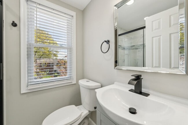 Building Photo - Charming 3 Bed 2.5 Bath Interior Townhome ...