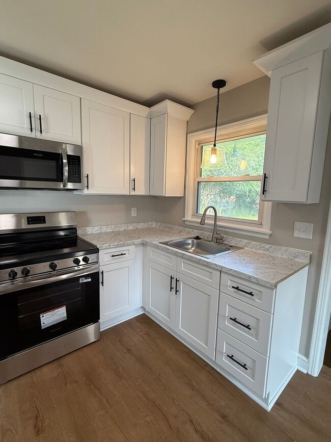 Building Photo - Newly updated 3 bedroom 1 bath with hardwo...