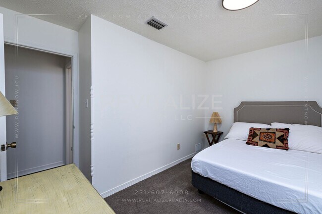 Building Photo - Stunning 3 Bed 2 Bath Brick Home with Huge Yard!