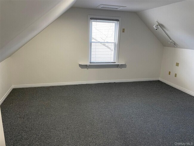 Building Photo - 8 Cameron Ln