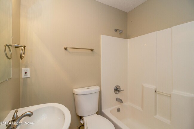 Building Photo - 7913 Kenhurst Dr