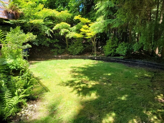 Building Photo - 3 Bedroom, 1 Bonus office/craft Room  and ...