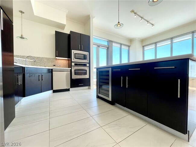 Building Photo - 360 E Desert Inn Rd