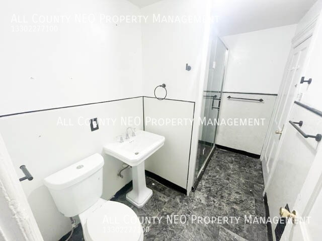 Building Photo - 1852 W 45th St