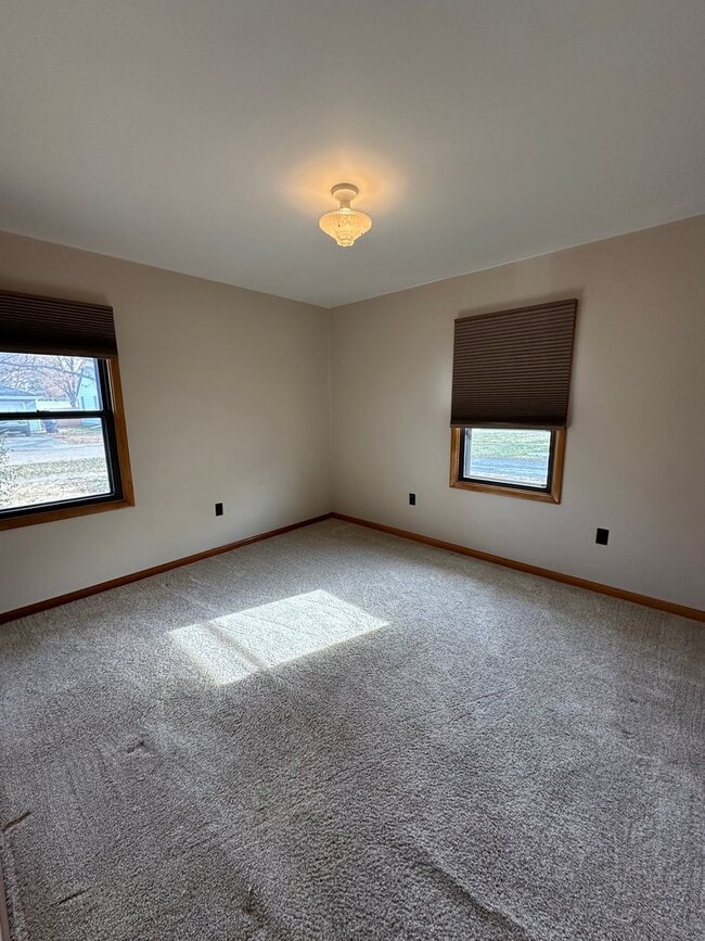 Building Photo - ZERO ENTRY! 2bed/1bath In Beatrice, NE