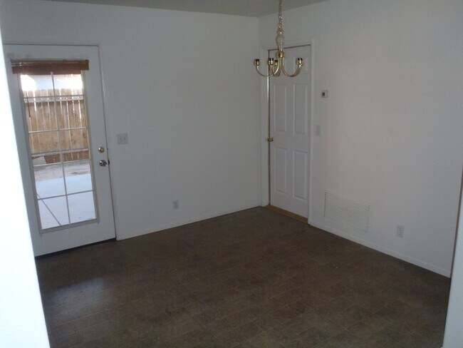 Building Photo - Spacious 3b 2 ba with a large backyard
