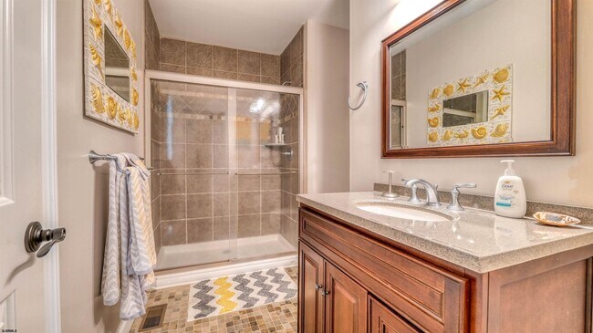 Building Photo - 909 N Cambridge Ave