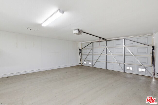 Building Photo - 18136 Oxnard St