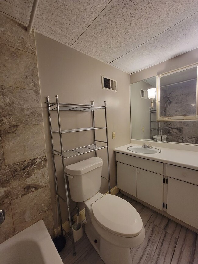 Building Photo - Knoxville 37916 - Studio condo - call Jean...