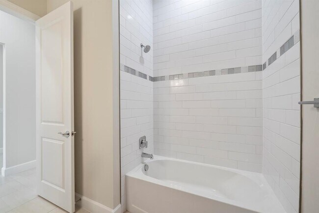 Building Photo - 818 SE Courances Dr