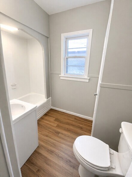 Building Photo - 1117 E 9th St