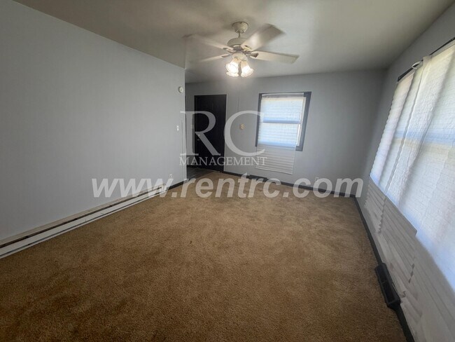 Building Photo - 912.5 James Pl