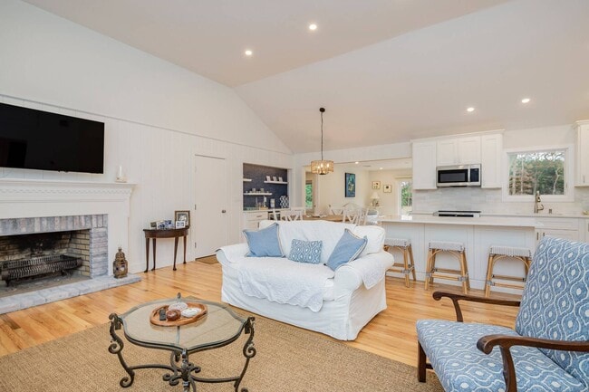 Building Photo - 64 Aspatuck Rd