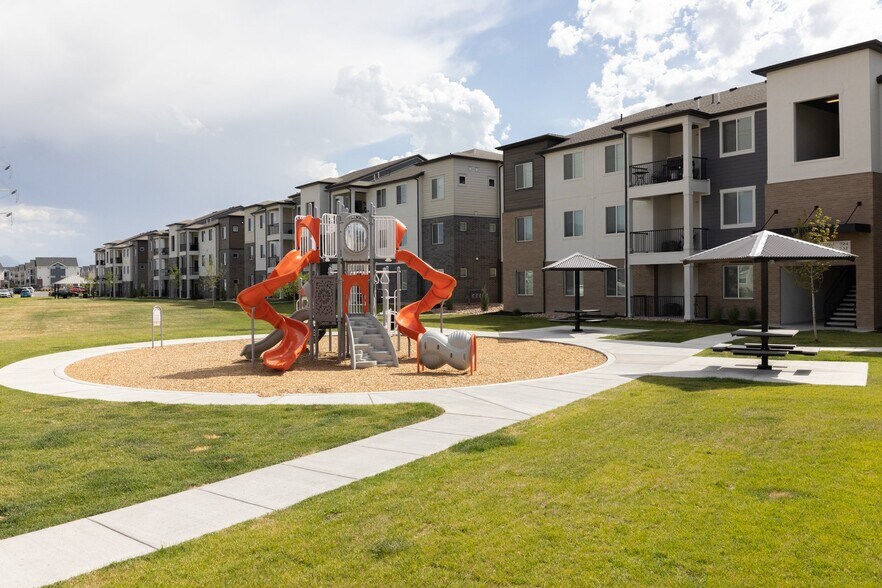Building Photo - 348 750 N