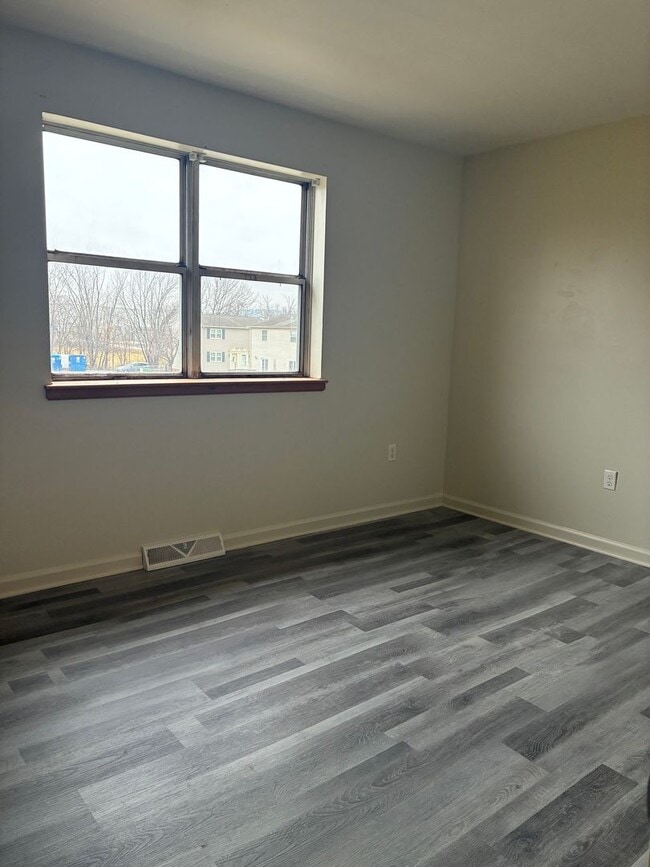 Building Photo - 2 Bedroom Townhouse