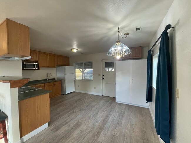 Building Photo - EAST BREMERTON DUPLEX 2 BED 1 BATH