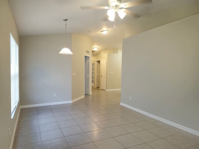 Building Photo - Cute 2 bedroom with a den 2 bathrooms and ...