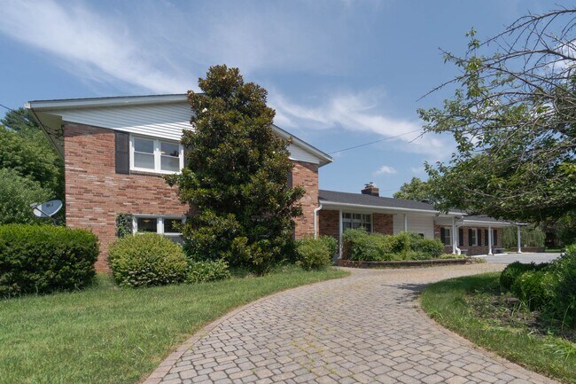 Primary Photo - Spacious Split-Level with In-Law Suite & B...
