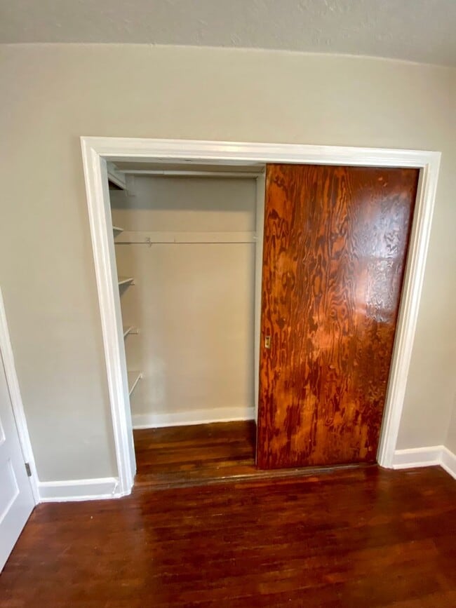 Building Photo - Charming 3 bed 1 bath House with Tons of Updates and Private Backyard!