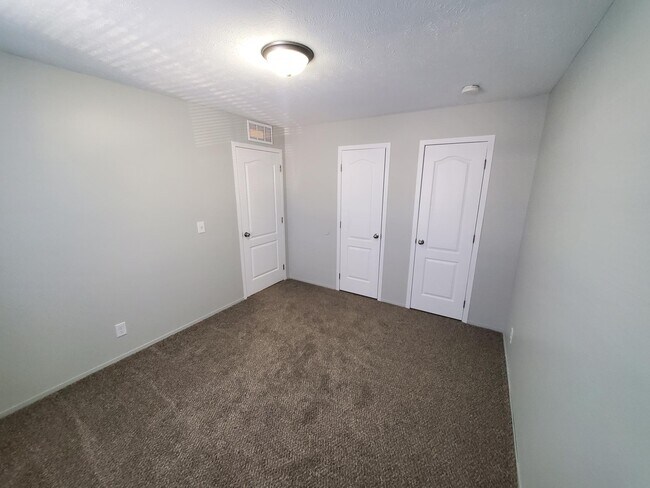 Building Photo - 8 Bluebird Hill Dr