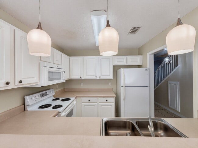 Building Photo - "Charming 2-Bed Townhouse Retreat on Scenic Oak Ln!"