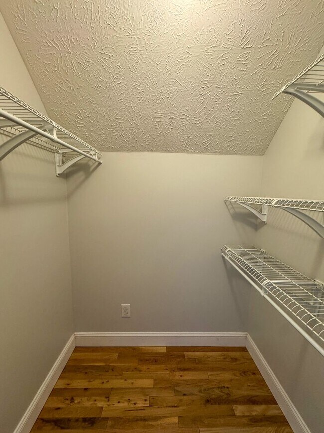 Building Photo - Charming 3 Bed, 2.5 Bath Home with a Bonus...