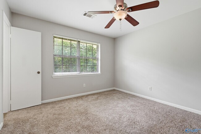 Building Photo - 102 Greenwood Cir