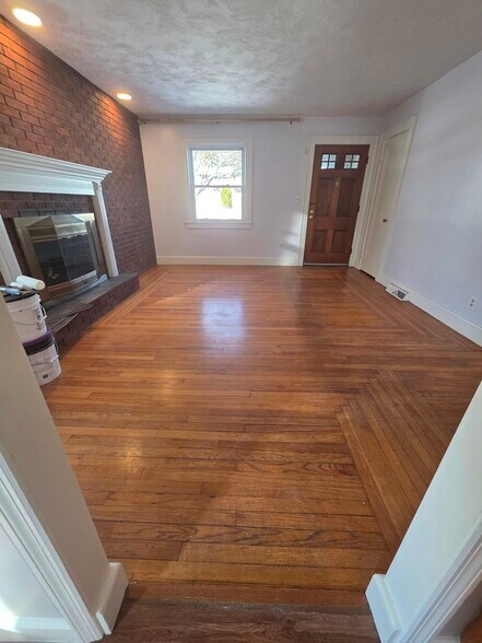 Building Photo - 19 Lakeview Ave