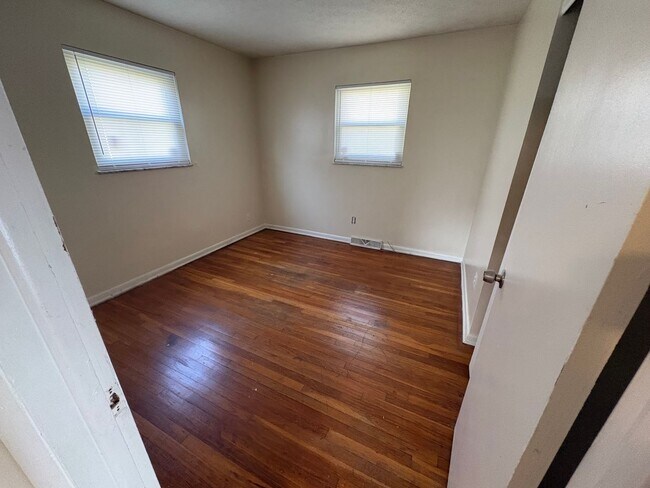 Building Photo - 939 S Waverly St