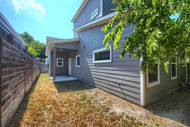 Building Photo - 7600 Carver Ave