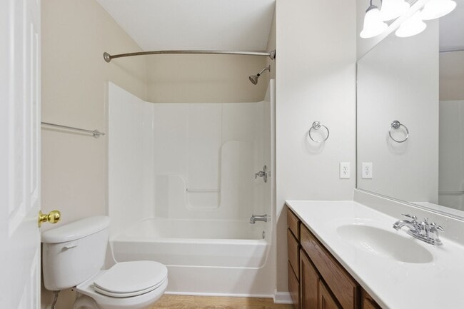 Building Photo - Knoxville 37912 - 2 bedroom 1.5 bath condo - call Jean Chung 865-386-1022