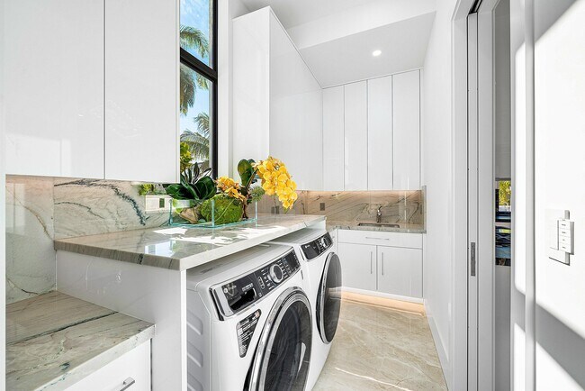 Building Photo - 2650 NE 48th Ct