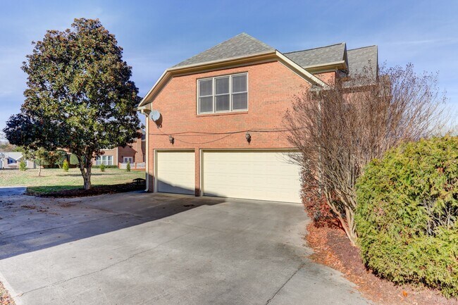 Building Photo - Farragut 37934 - 4 bedroom, 2.5 bath home ...
