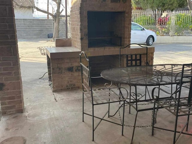 Building Photo - 262 W Calton Rd