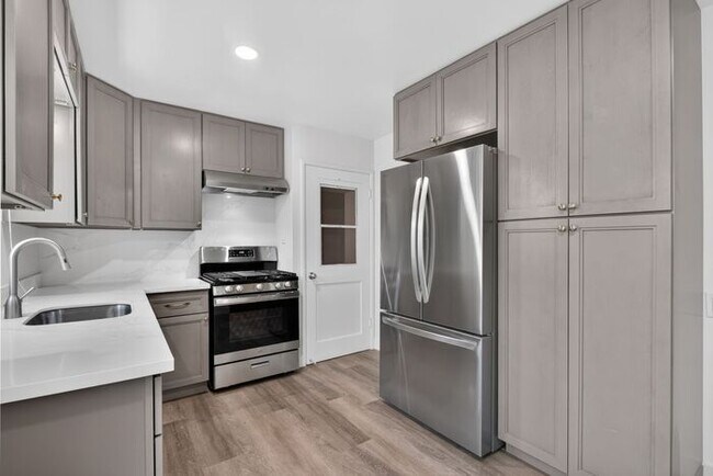 Building Photo - 2,900 /Month Beautiful 2 Bed, 1 Bath Single Story, with Garage Centrally Located in Petaluma!